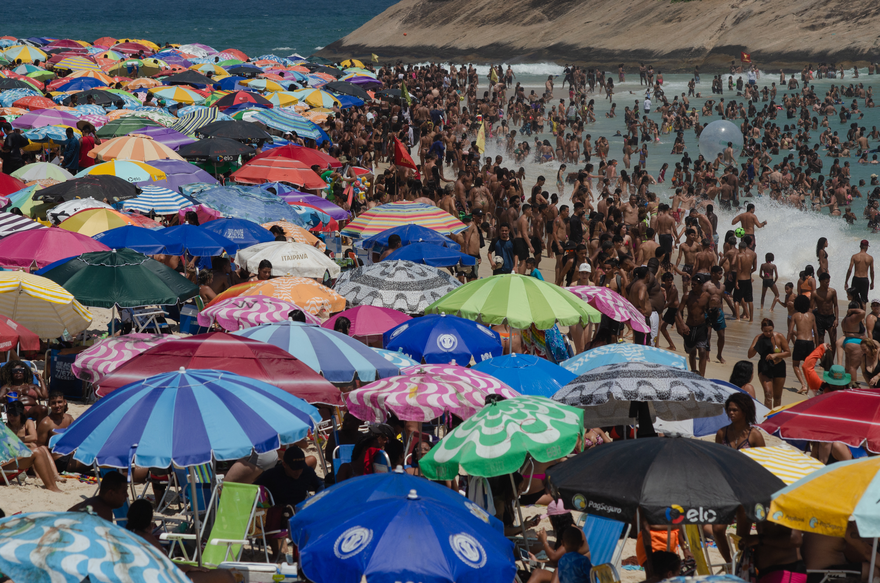 No Rio de Janeiro, cariocas e turistas lotaram as praias nesta quarta-feira (15) (TERCIO TEIXEIRA / AFP )