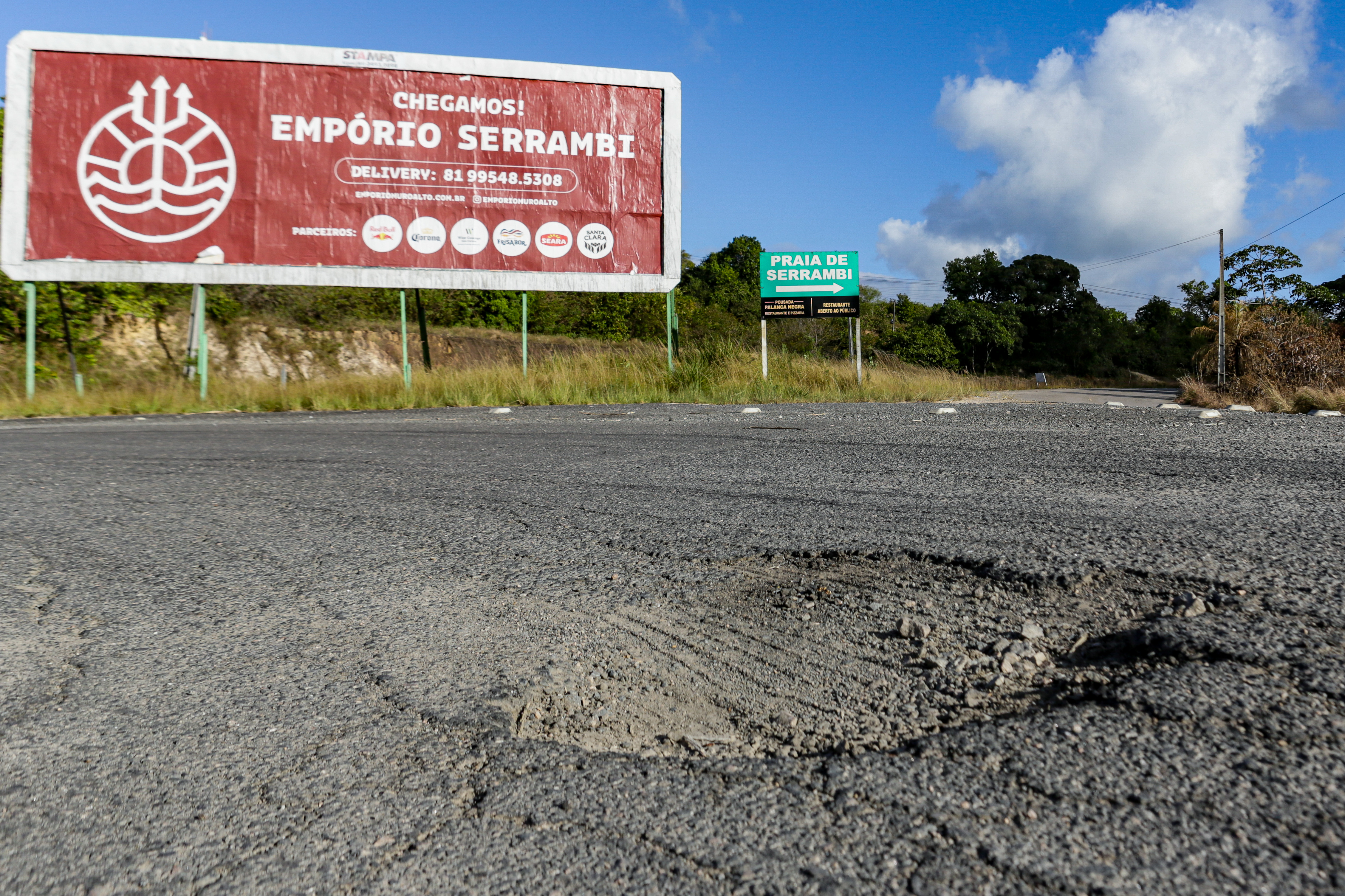 Desviar dos buracos j faz parte da rotina dos motoristas que passam pelo Litoral Sul do estado (Foto: Rafael Vieira/DP)