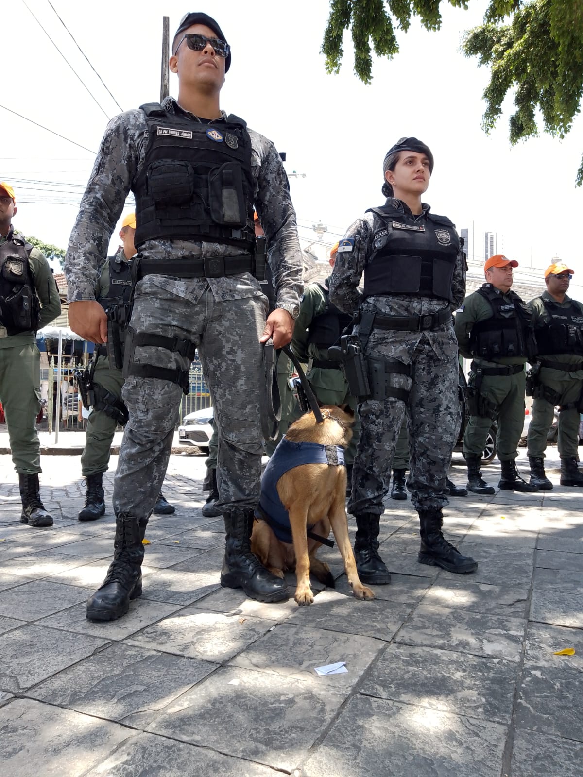 PMs com ces vo reforar o trabalho ostensivo no Centro do Recife  (Foto: Wilson Maranho/DP)