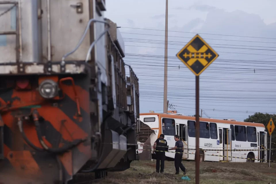 Colisão entre dois carros no DF deixa duas pessoas mortas e 5 feridas