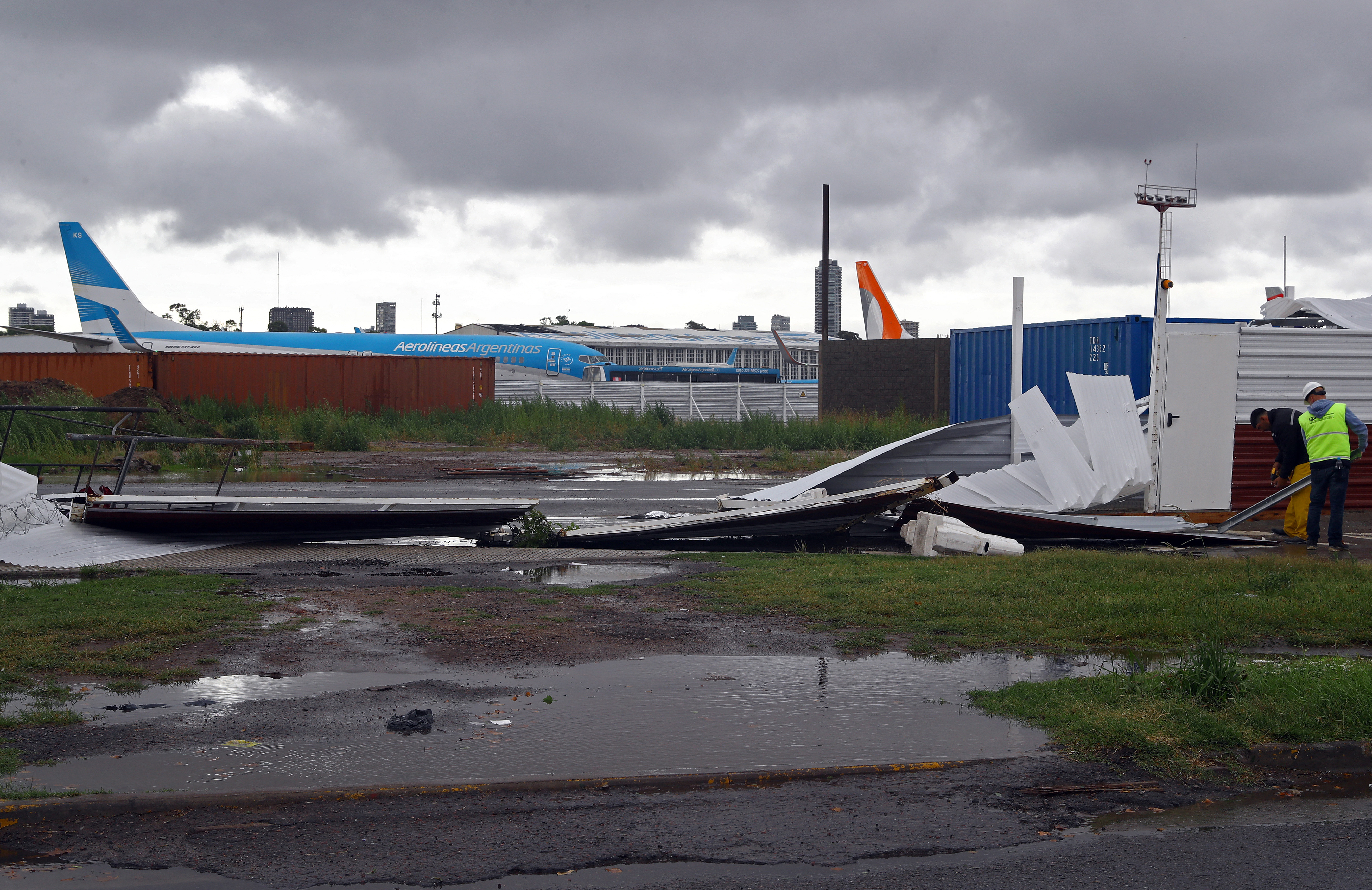 Treze morrem após desabamento por temporal na Argentina