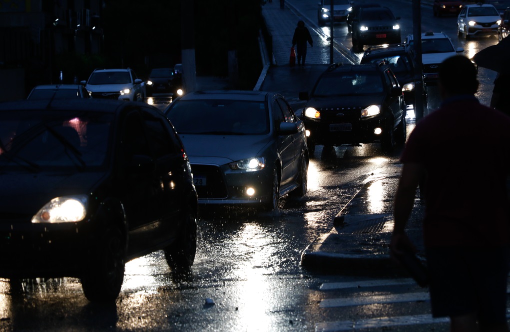 São Paulo registra duas mortes em terceiro dia de apagões por temporais